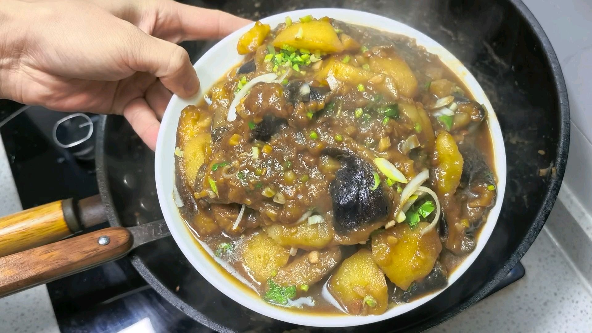 东北土豆炖茄子的做法